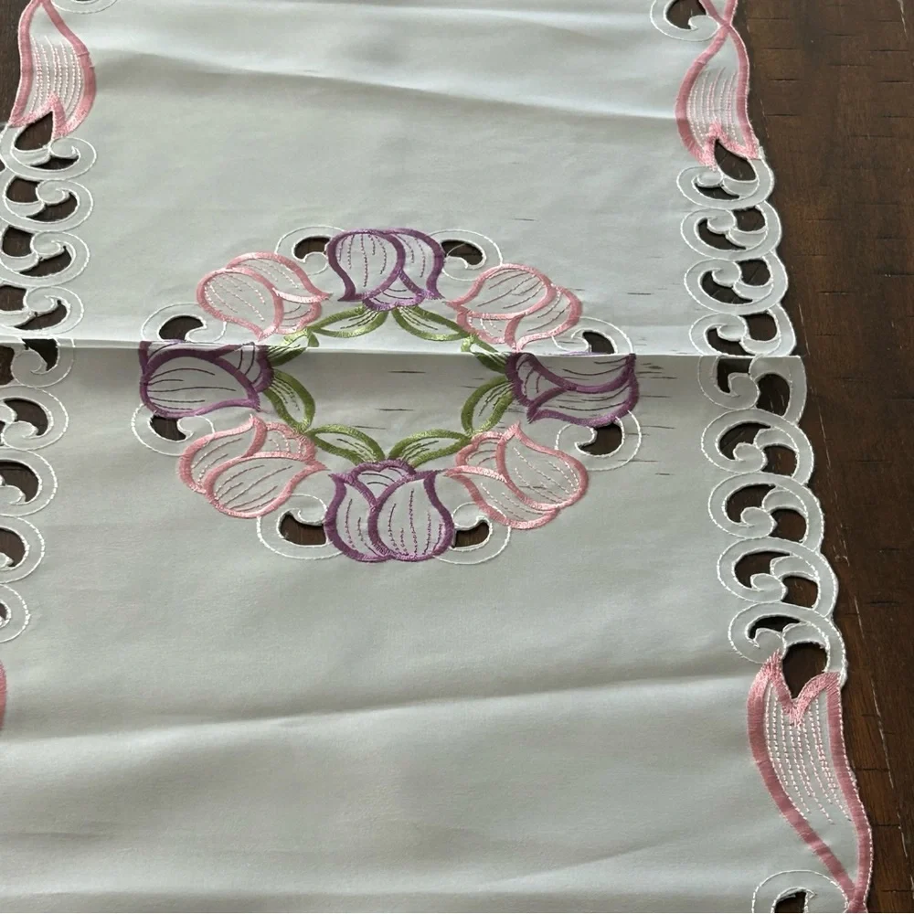 Embroidered Goose Table Runner with Floral Design‎